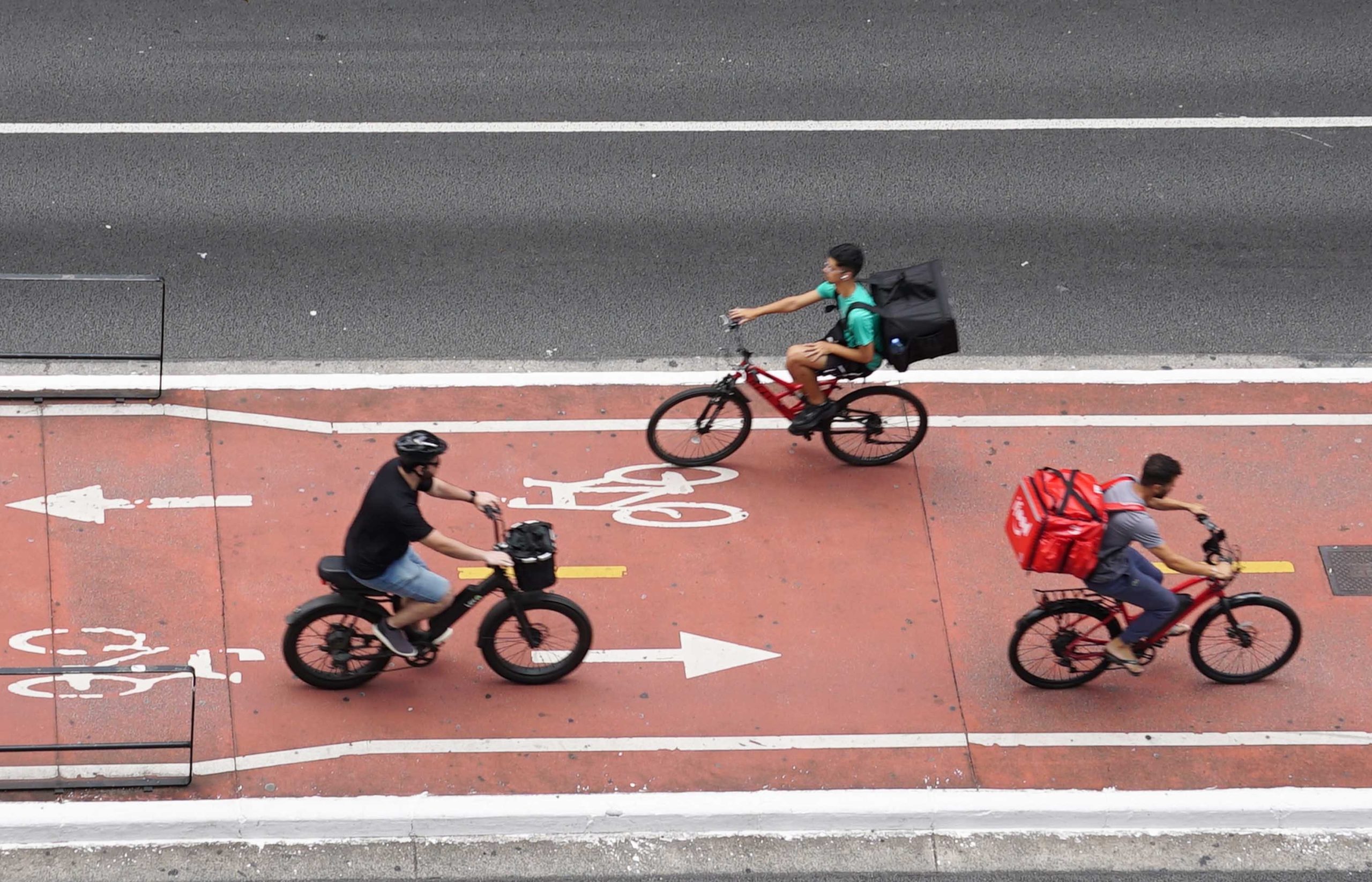 Ciclistas circulam pela Avenida Paulista, em São Paulo