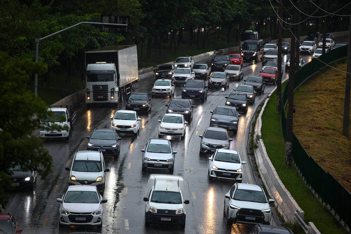 Trânsito de veículos em avenida de São Paulo