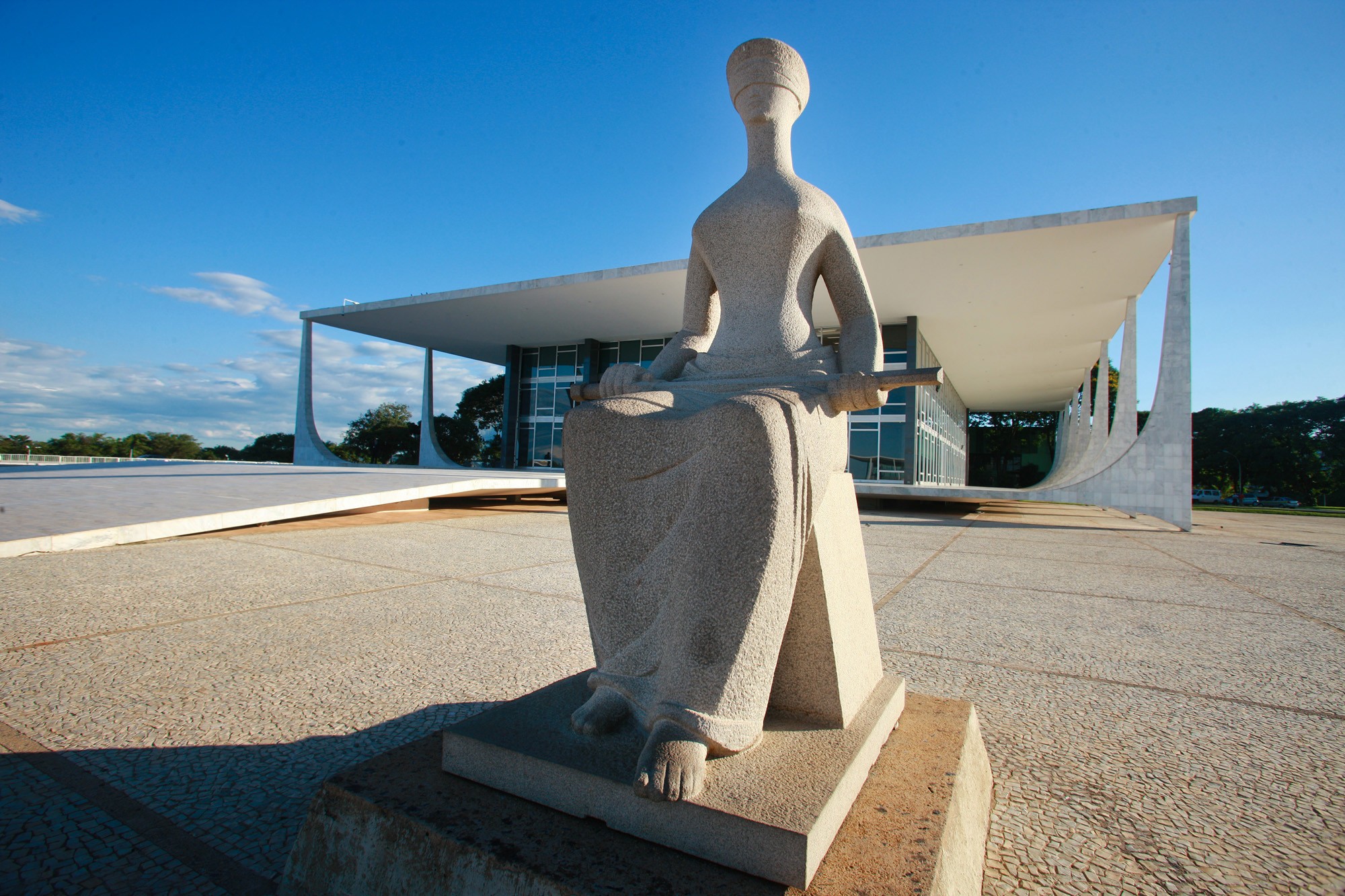 Fachada do Supremo Tribunal Federal com estátua da Justiça em Brasília
