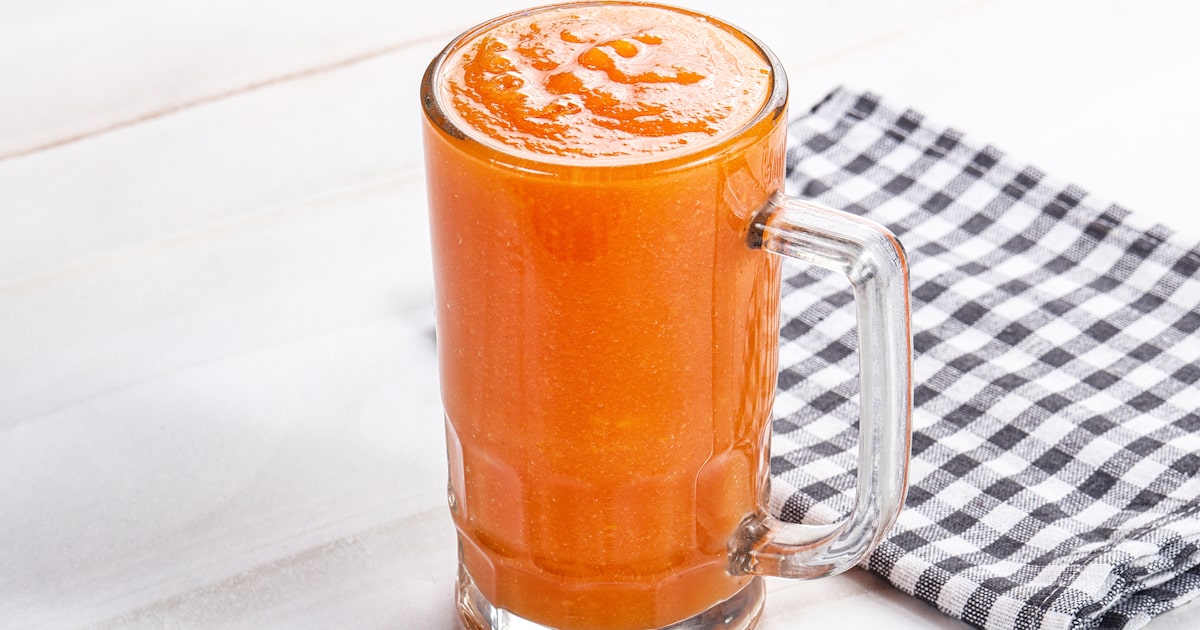 Suco de mamão com cúrcuma servido em copo