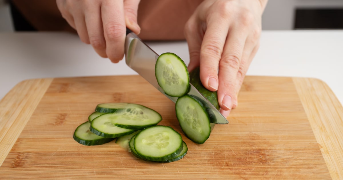 Pepino cortado em fatias finas