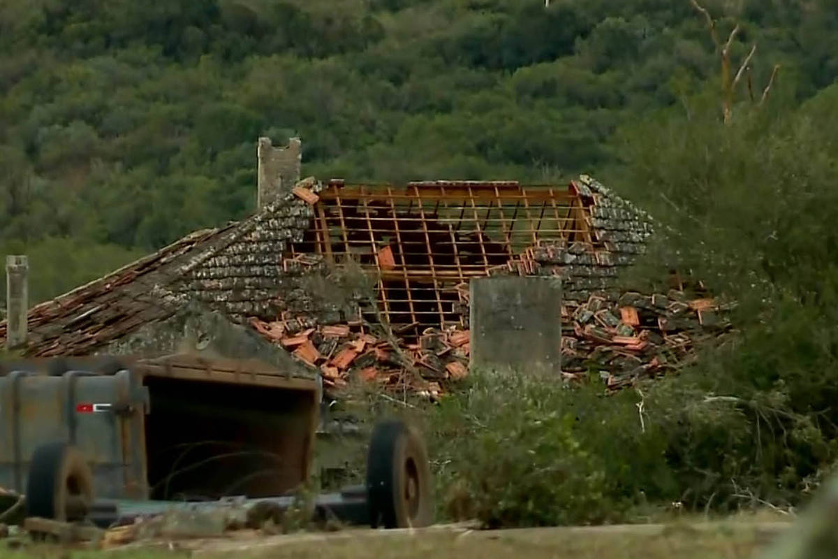 Casa com telhado parcialmente destruído após temporal no Rio Grande do Sul