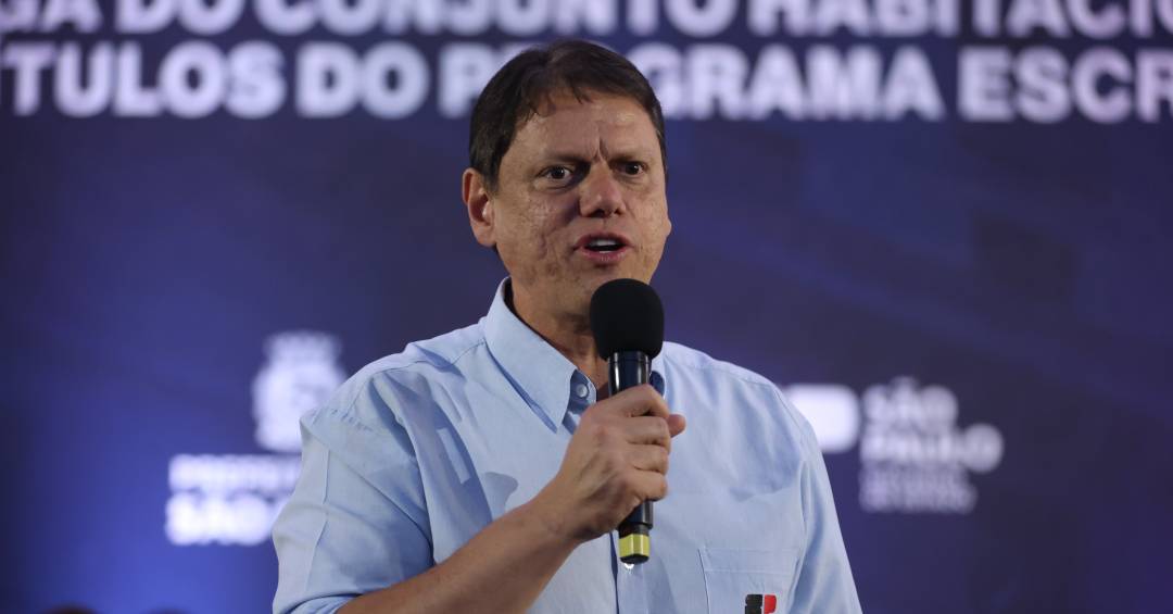 Tarcísio de Freitas durante entrega de unidades habitacionais no Jardim Itajaí