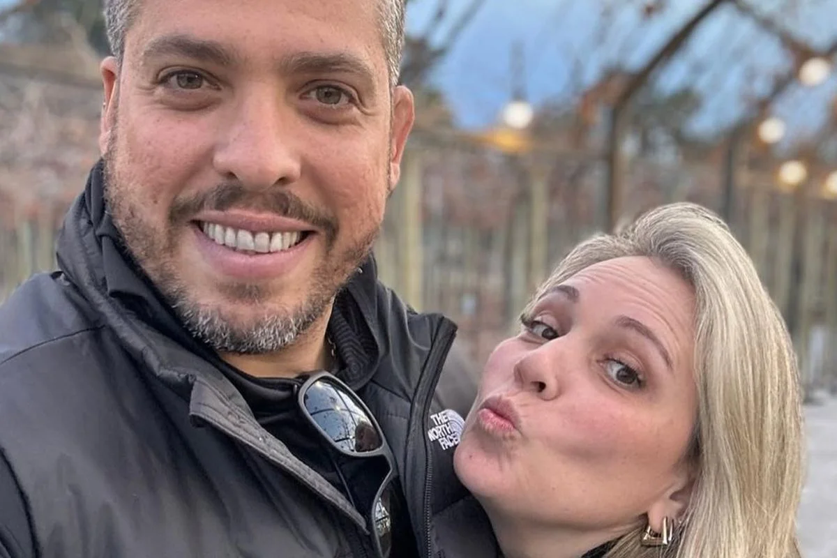 Rodrigo Amorim ao lado da advogada Fernanda Braga Mendes