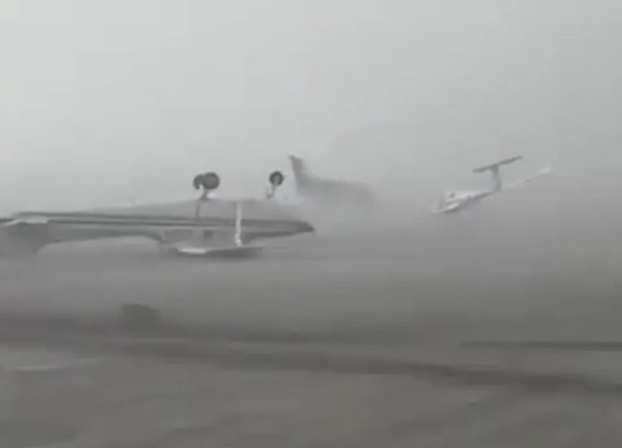 Aviões leves virados por ventos fortes no Aeroporto de Forlì, na Itália