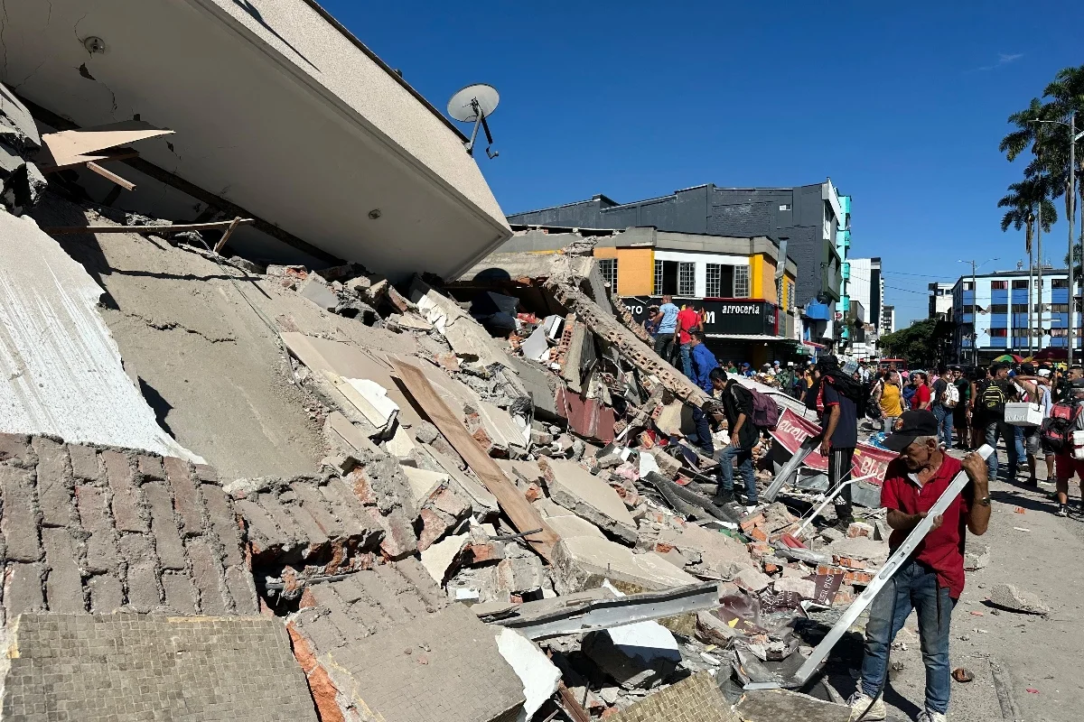 Escombros de edifícios após terremoto na Colômbia