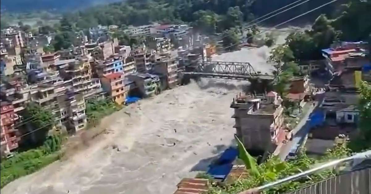 Casas parcialmente submersas por água barrenta após enchente no Nepal