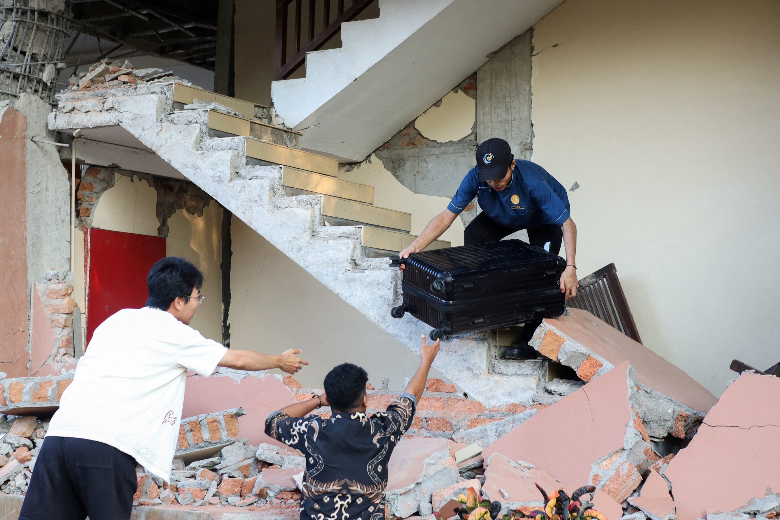 Mapa do terremoto de magnitude 7,7 na ilha de Flores, na Indonésia