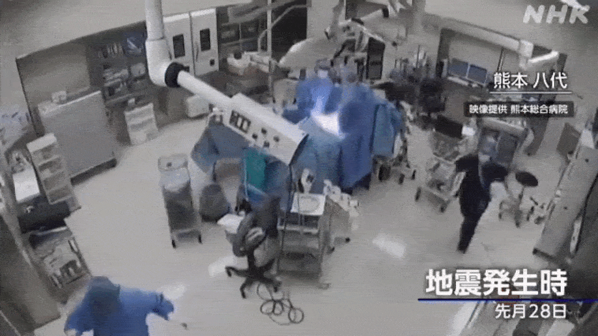 Sala de cirurgia do Hospital Geral de Kumamoto durante terremoto no Japão