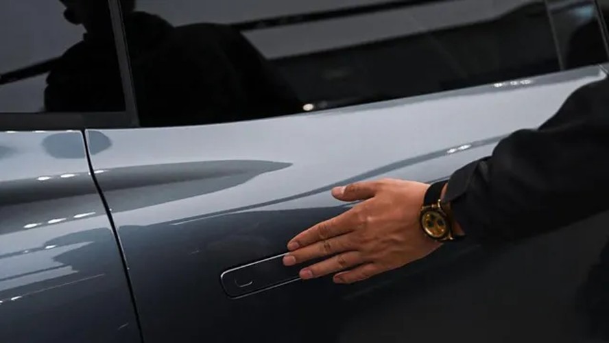 Carro da Tesla com maçaneta retrátil