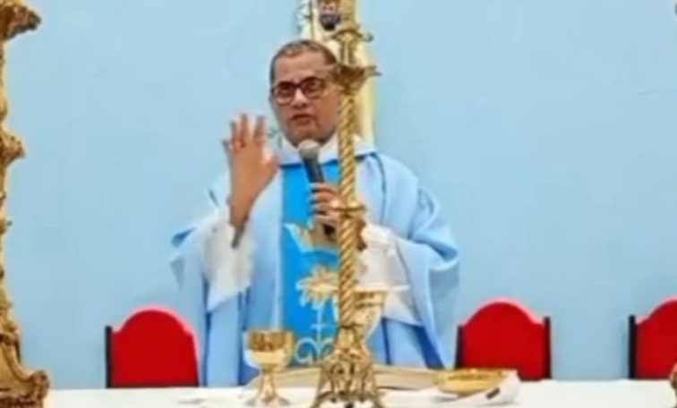 Transmissão ao vivo de missa na Paróquia Santo Agostinho, em Lauro de Freitas