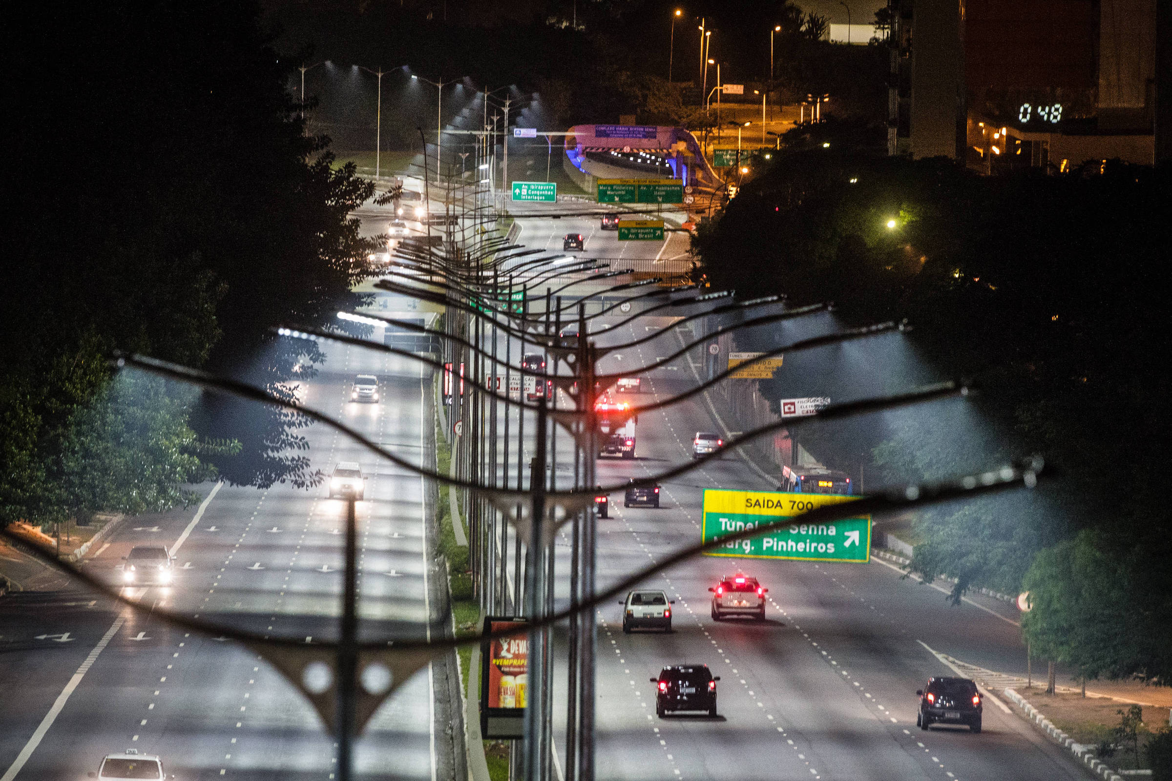 Luminárias de LED instaladas na avenida 23 de Maio, em São Paulo