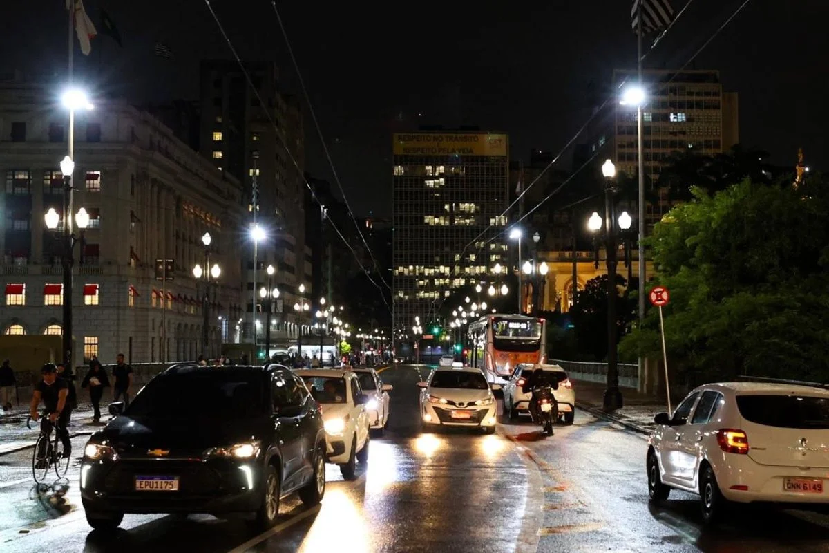 Postes de iluminação pública em rua de São Paulo