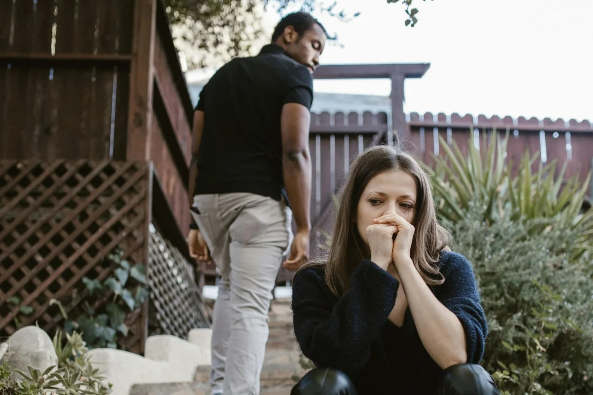 Casal sentado junto em ambiente interno