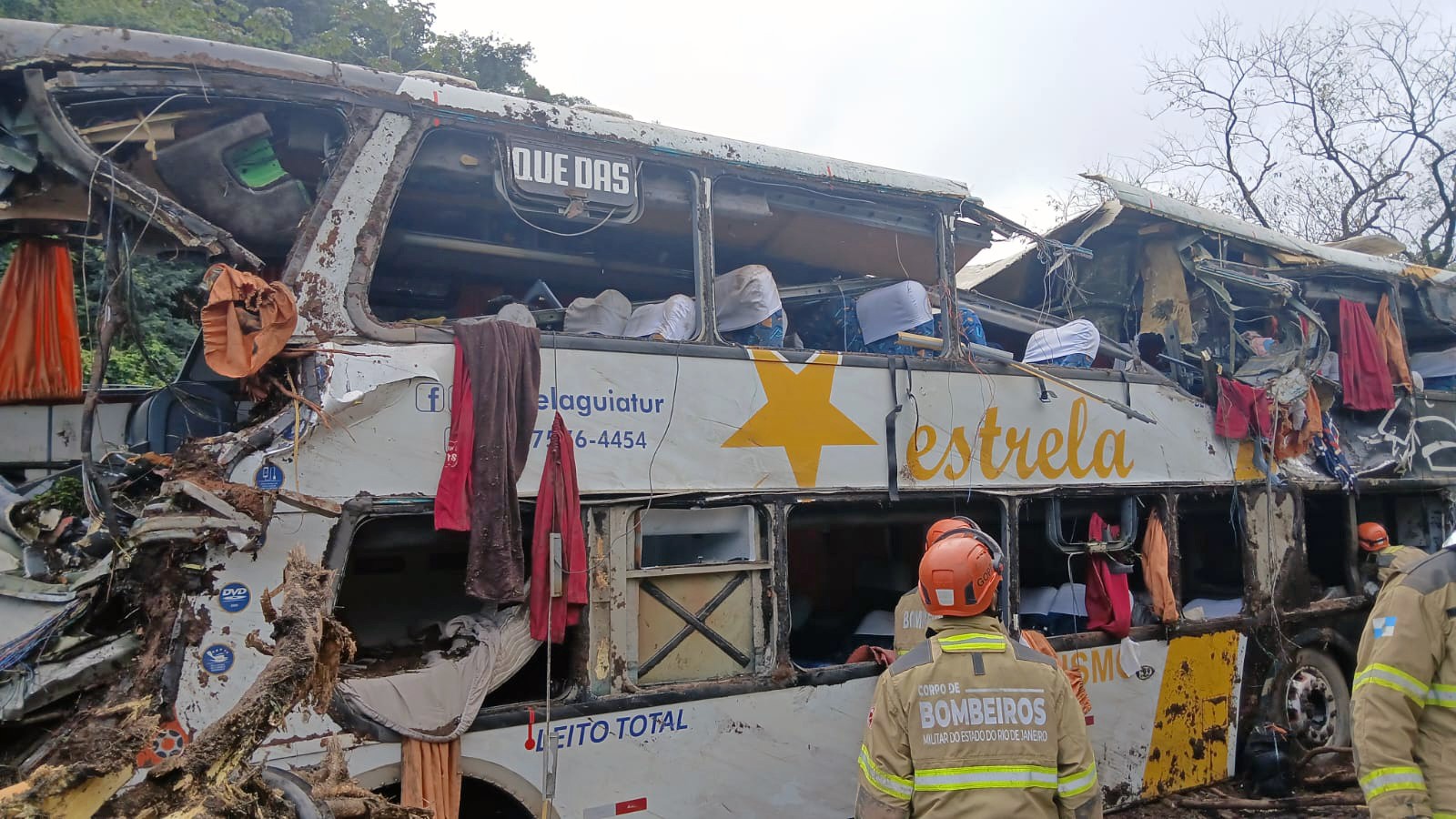 Ônibus tombado na BR-040, em Petrópolis