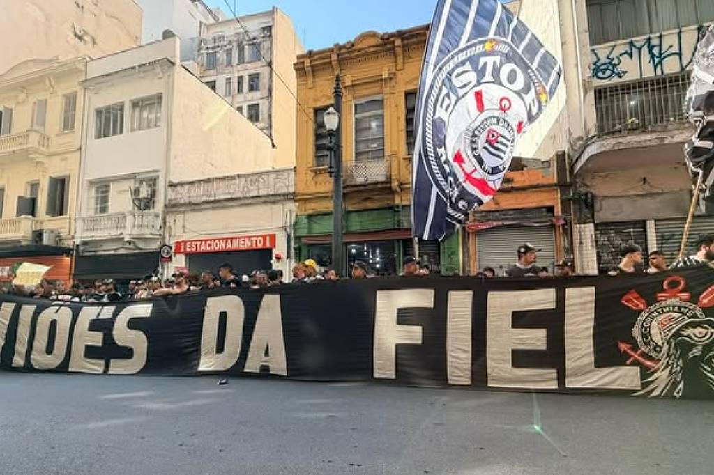 Torcedores da Gaviões da Fiel durante protesto em São Paulo
