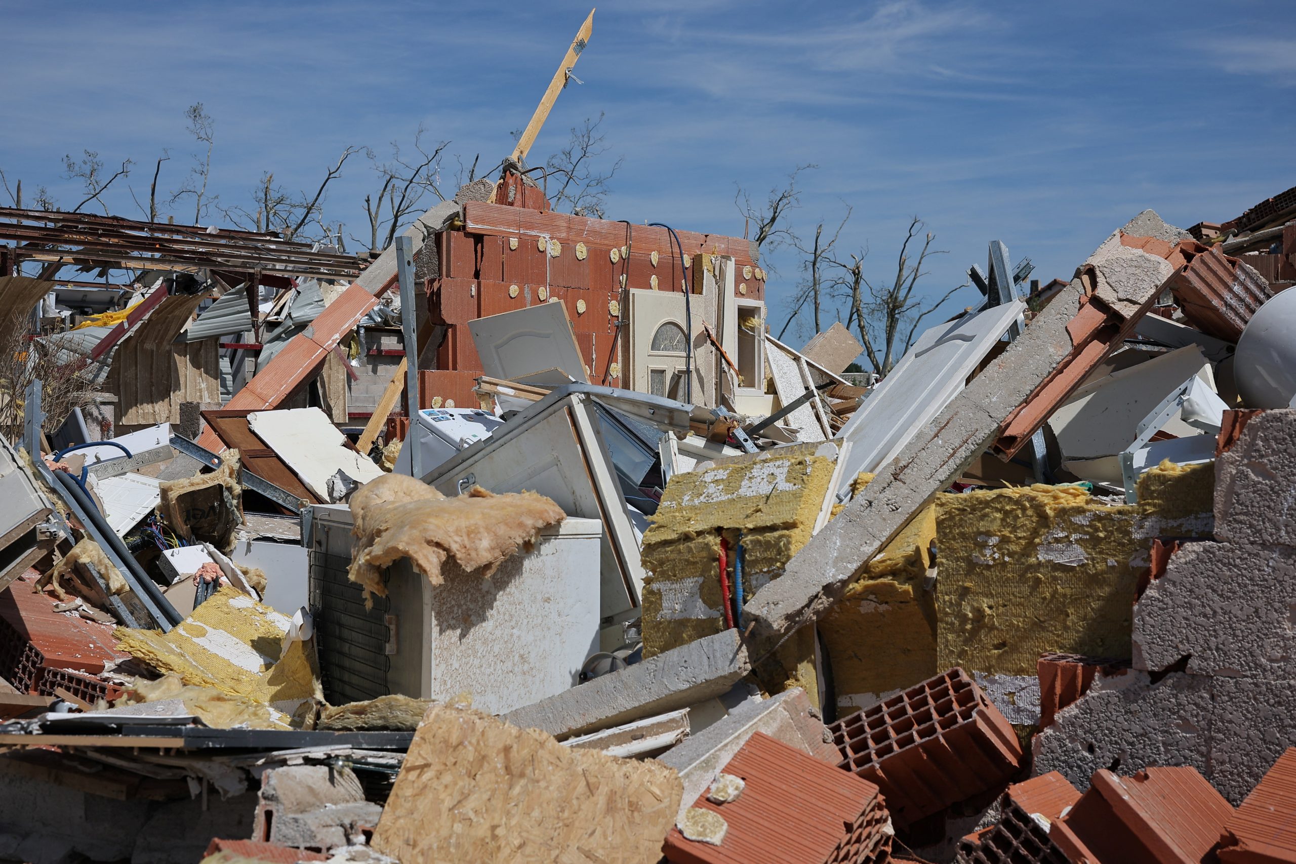 Destroços de casas destruídas por tornado em Pomas, no sul da França