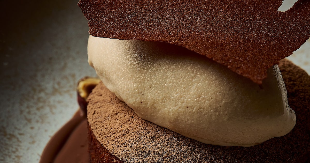 Torta caprese de chocolate com gelato de avelã e tuile