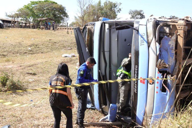 Ônibus tombado após colisão com caminhão na GO-010, perto de Luziânia