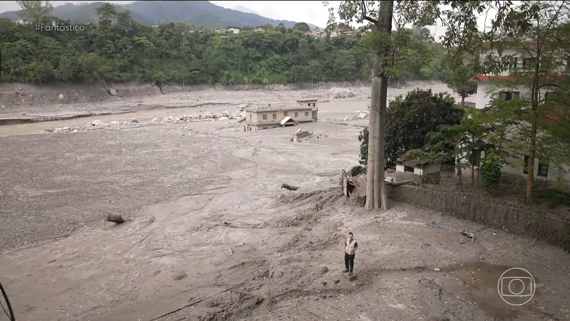 Enchente e lama cobrem área urbana destruída no Nepal