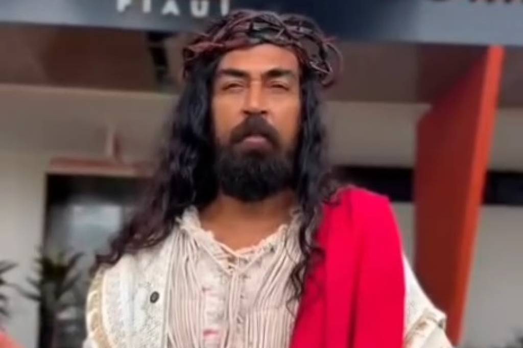 Dilcon Afonso caracterizado como Jesus Cristo com coroa de espinhos