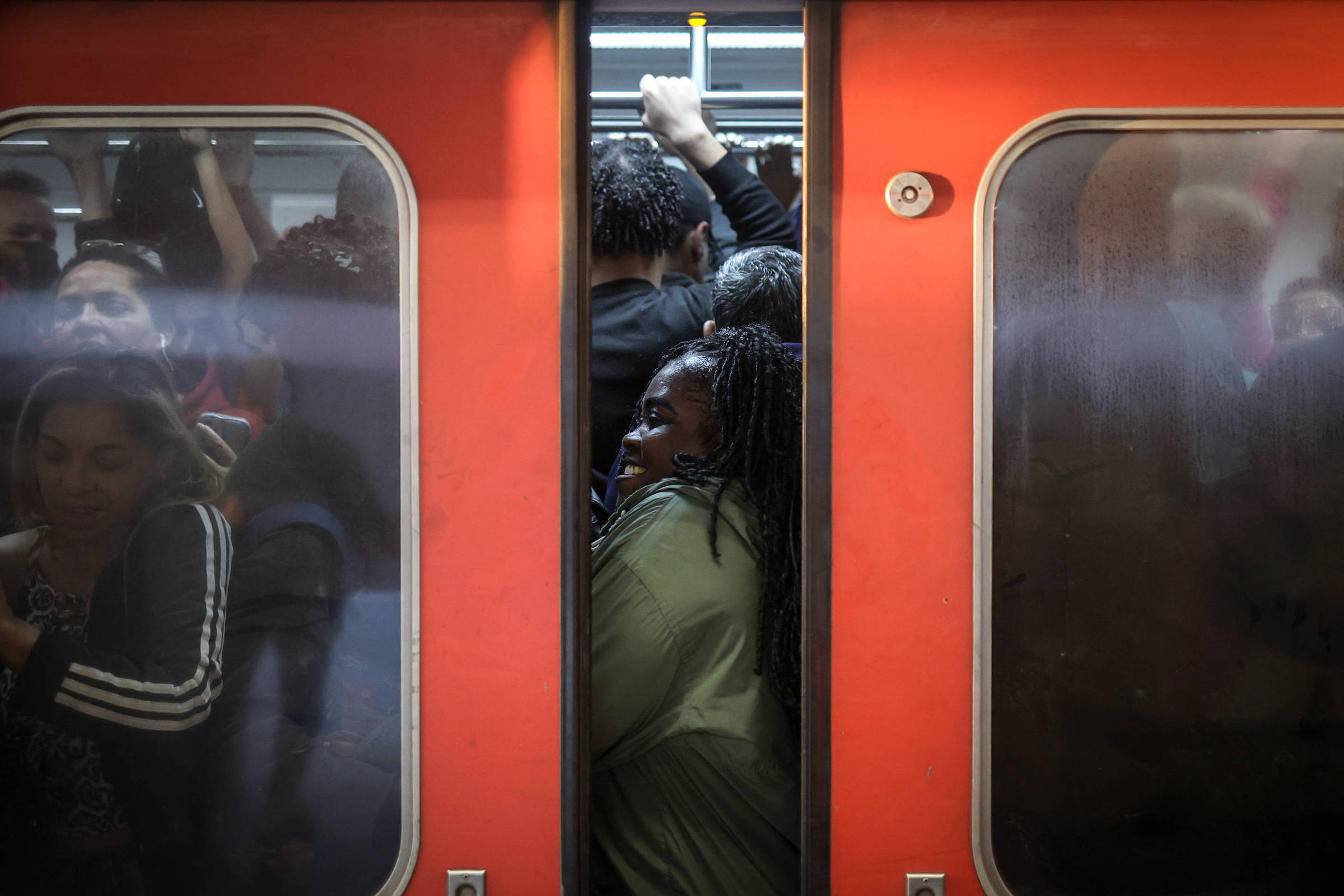 Passageiros em trem lotado na estação Itaquera durante a greve da CPTM