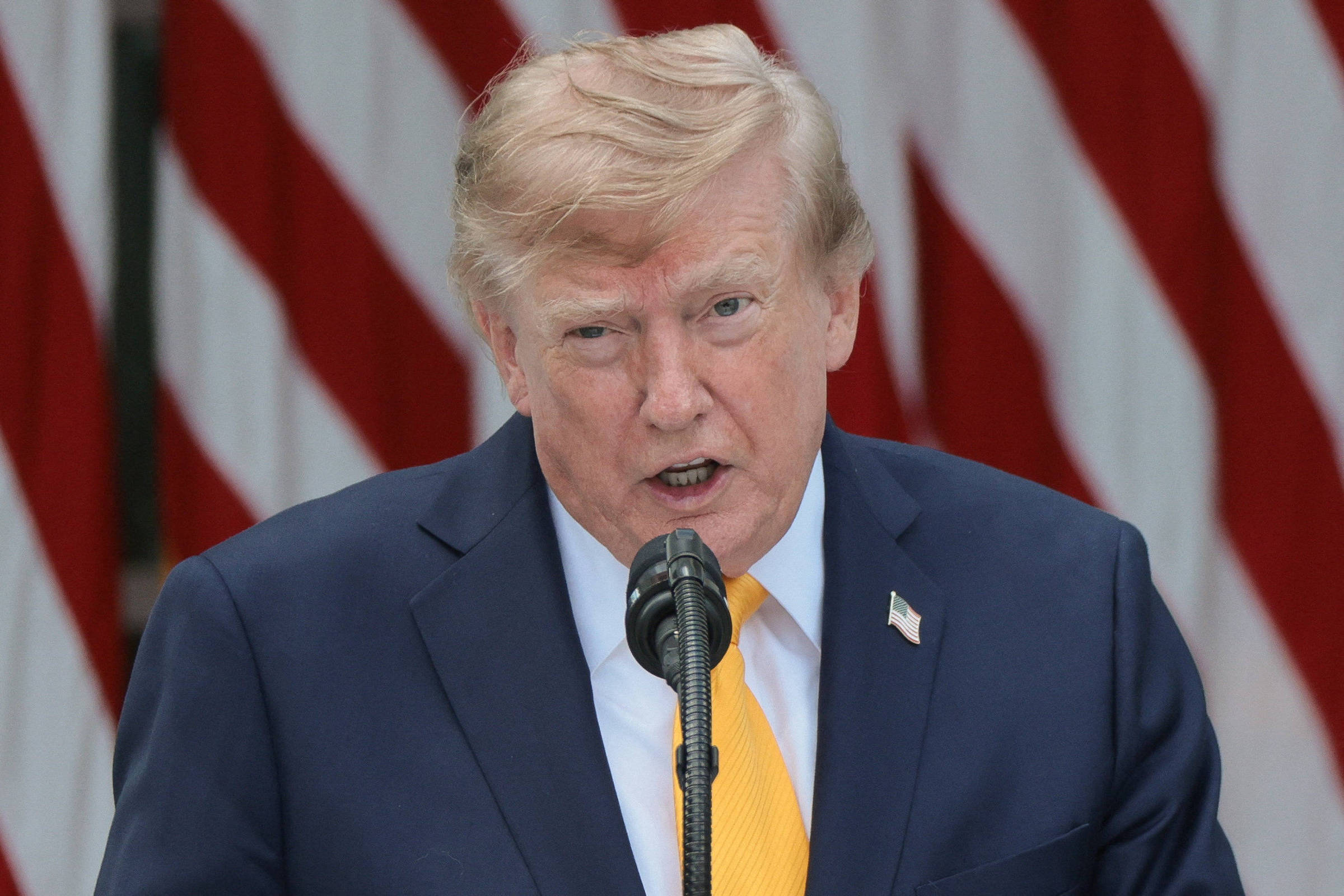 Donald Trump falando em um púlpito