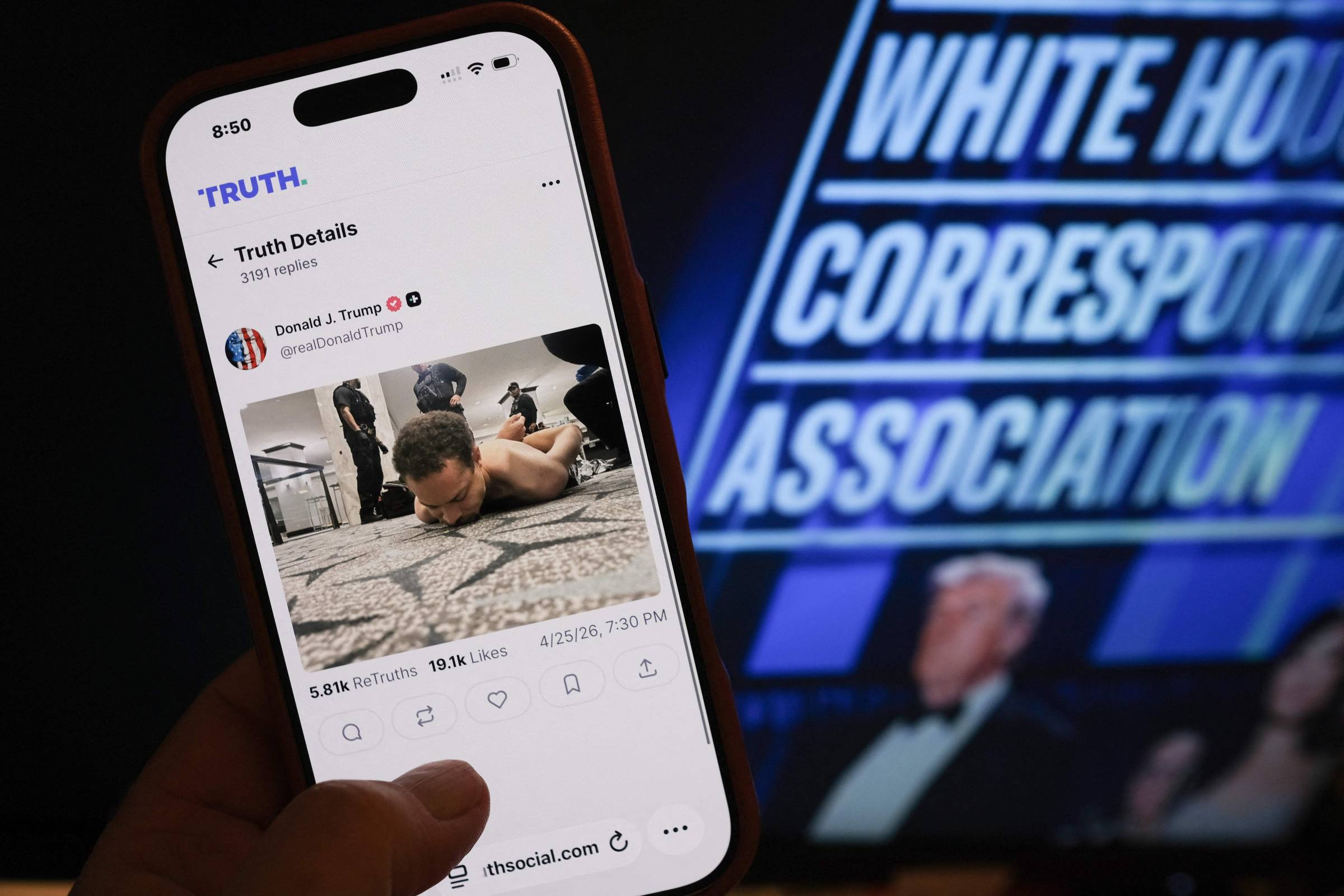Donald Trump em publicação exibida na tela de um celular com o Truth Social