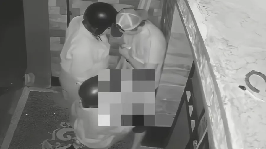 Três pessoas diante de uma residência em Bali