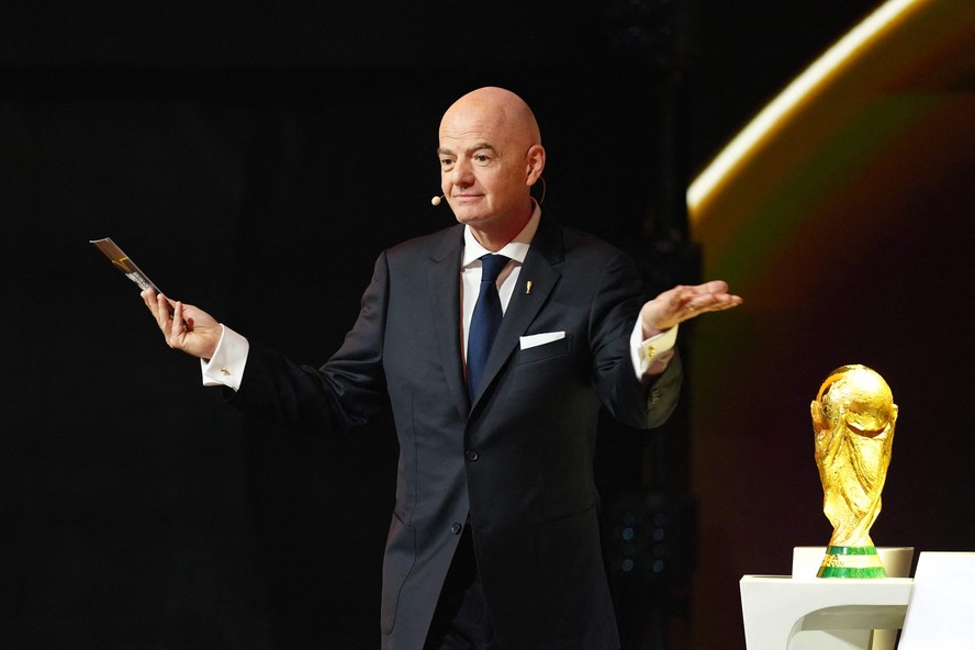 Gianni Infantino ao lado da taça da Copa do Mundo de 2026