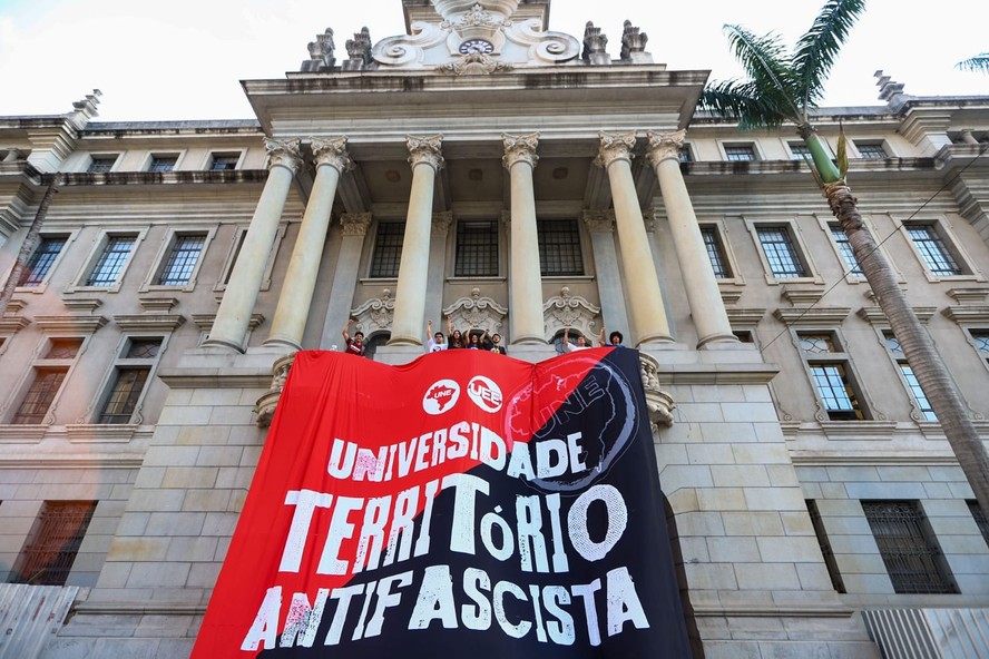 Faixa com a frase Universidade Território Antifascista na entrada do Largo São Francisco