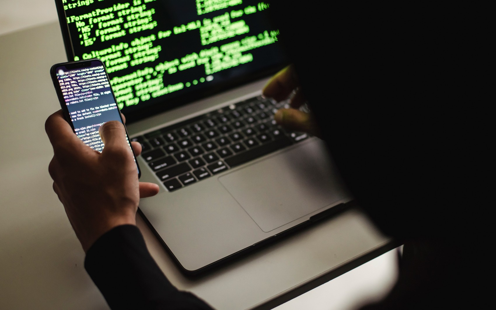 Programador de sistemas trabalha em computador