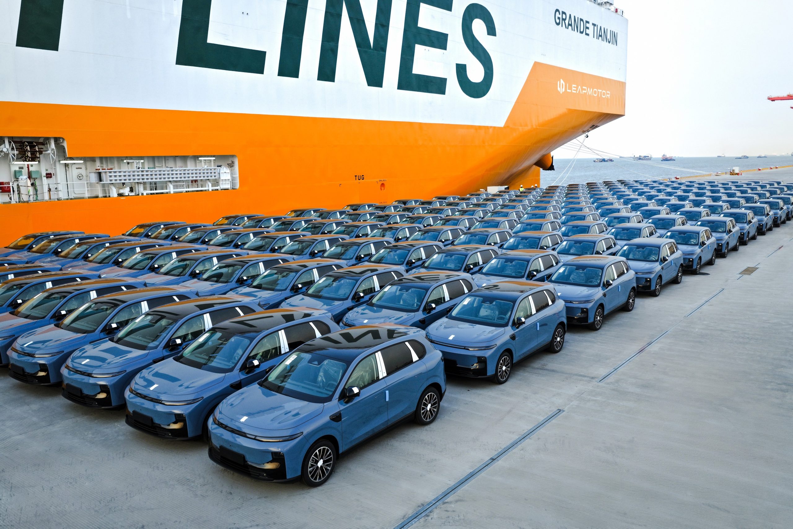 Carros da Leapmotor alinhados para exportação
