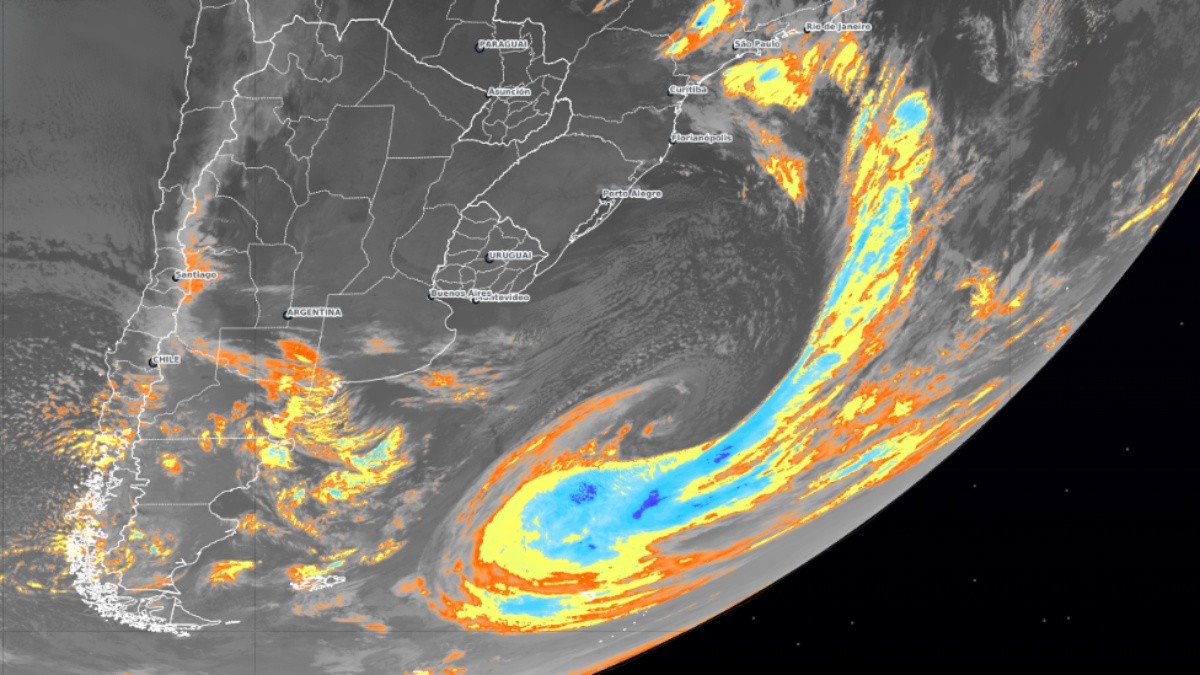Imagem de satélite mostra ciclone extratropical sobre o Oceano Atlântico