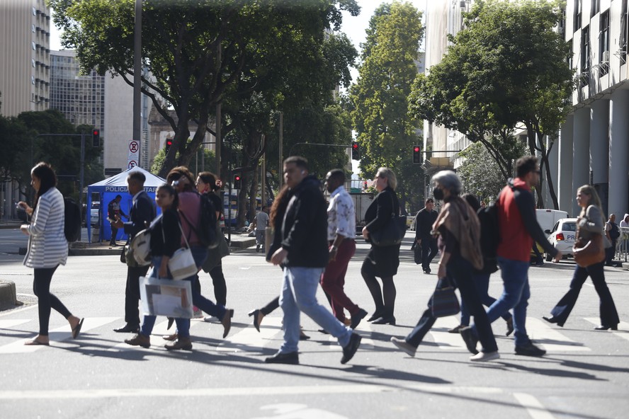 Pessoas usam casacos no Centro do Rio durante dia frio