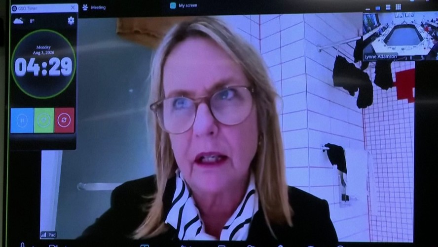 Jo Galer participa de reunião virtual com roupas lavadas ao fundo