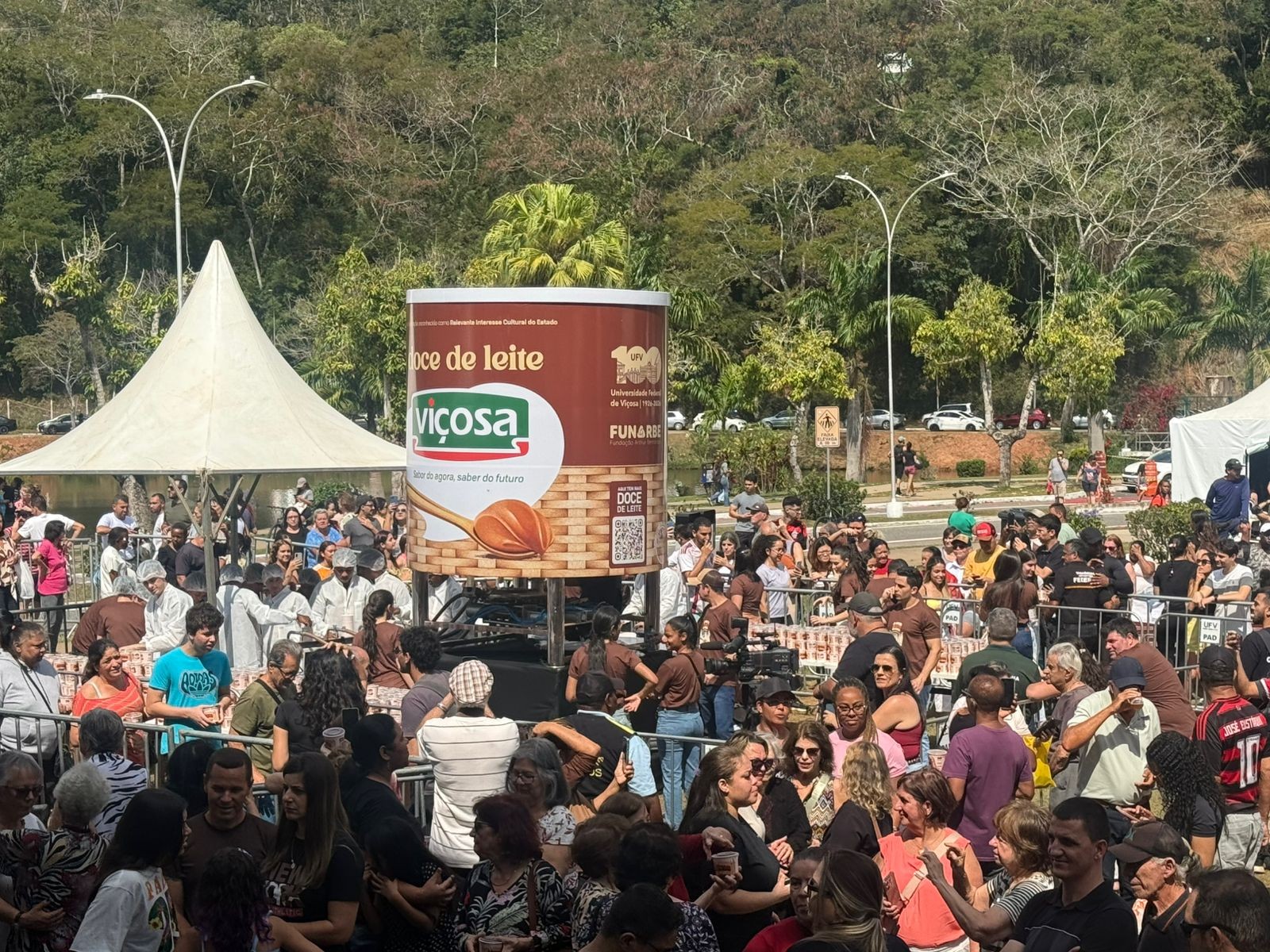 Lata gigante de doce de leite instalada no campus da UFV em Viçosa