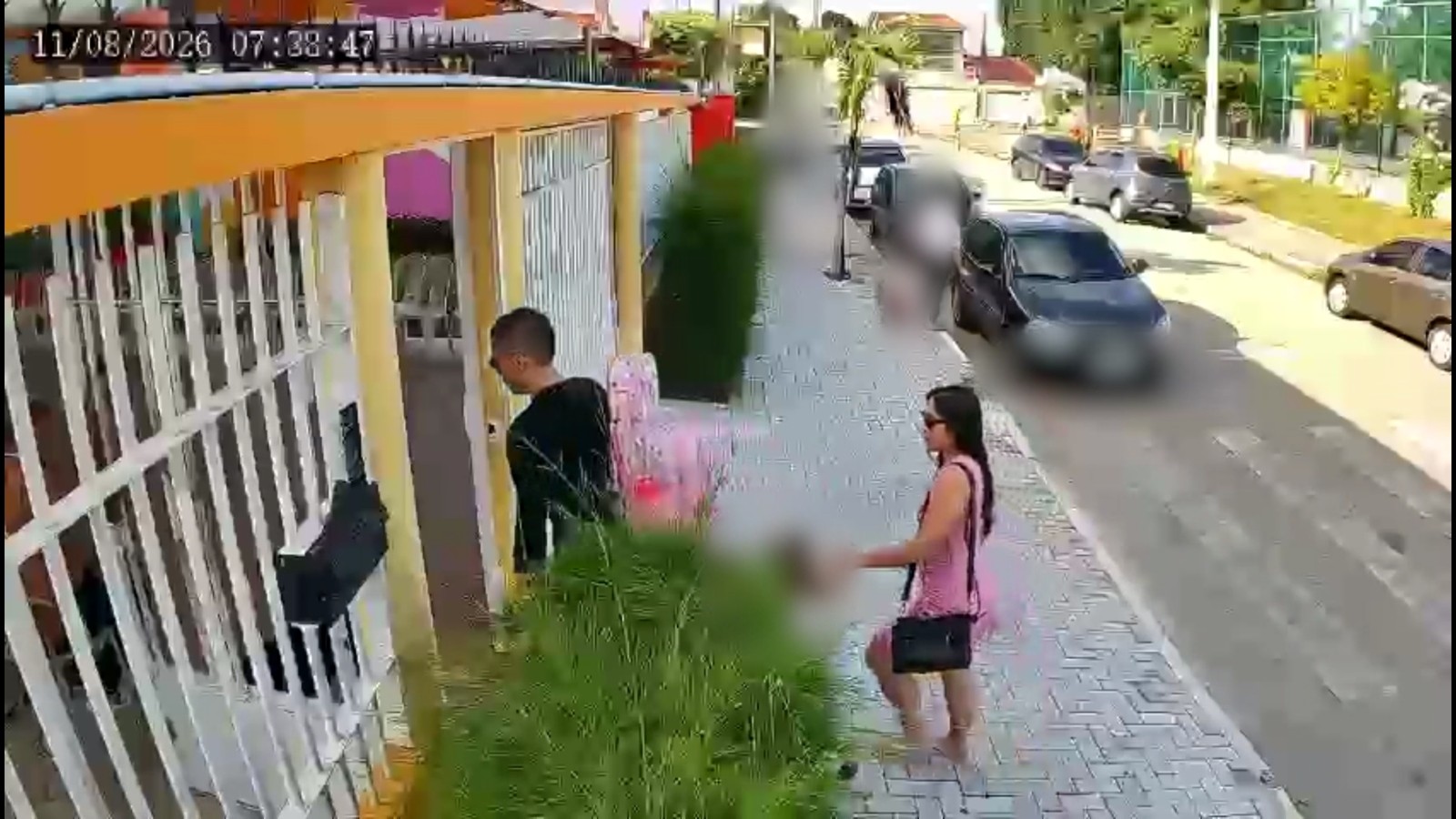 Júlia Natália e Antoneudo Ribeiro deixando a filha na escola em Fortaleza