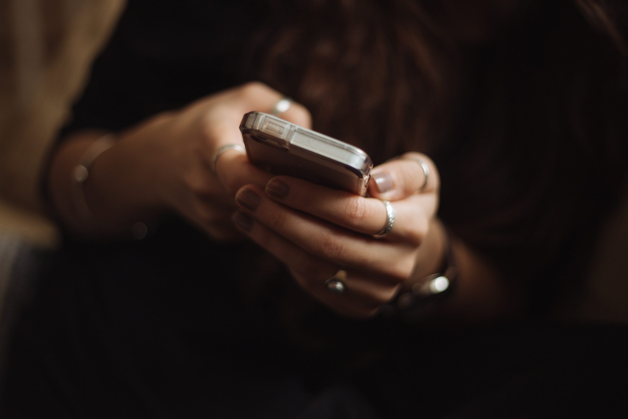 Pessoa usa um celular para fazer uma ligação