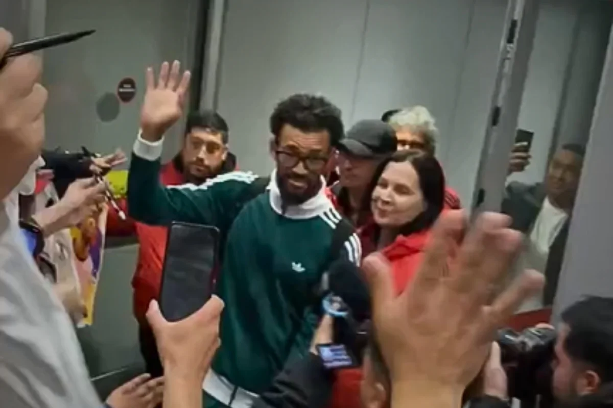 Goleiro Vozinha durante recepção de torcedores do Colo-Colo no aeroporto