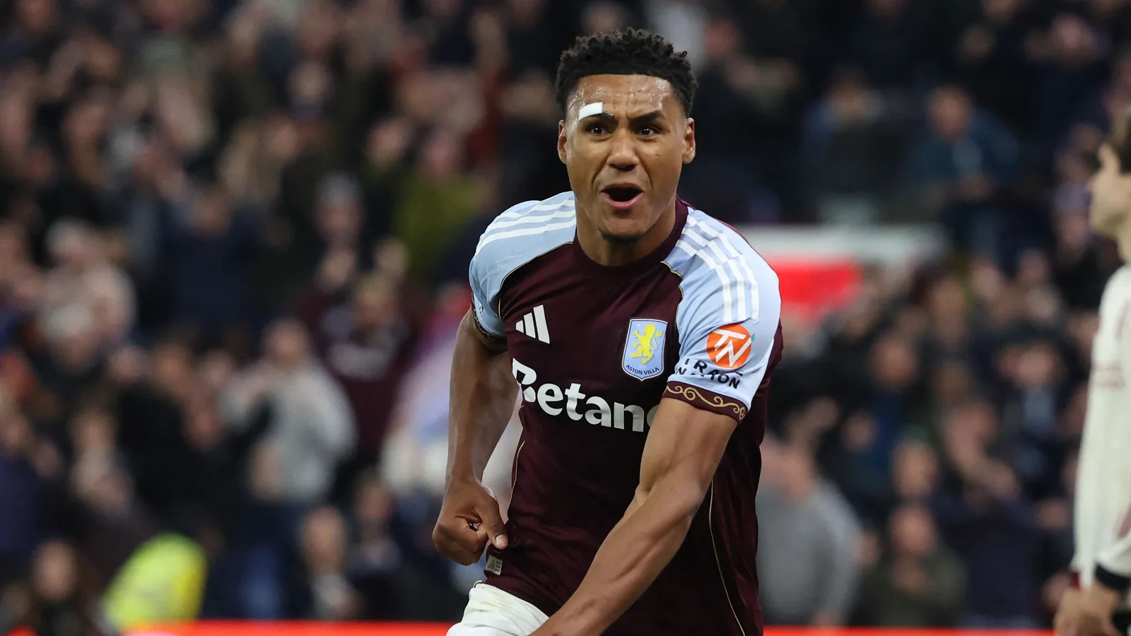Ollie Watkins com uniforme do Aston Villa