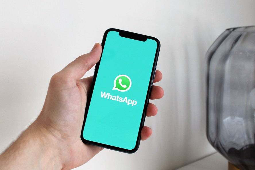 Celular com o aplicativo WhatsApp aberto