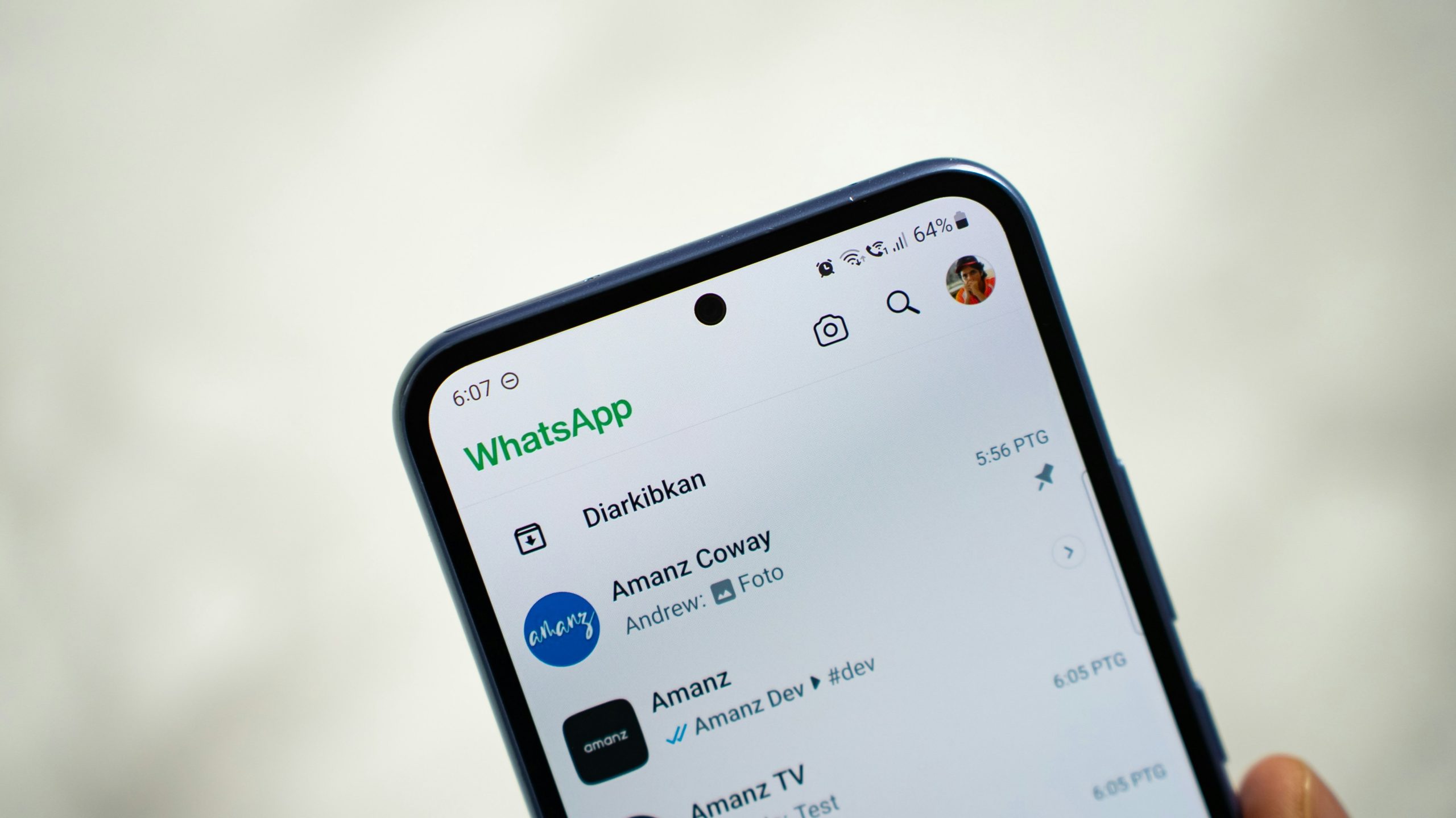 Celular com o aplicativo WhatsApp na tela