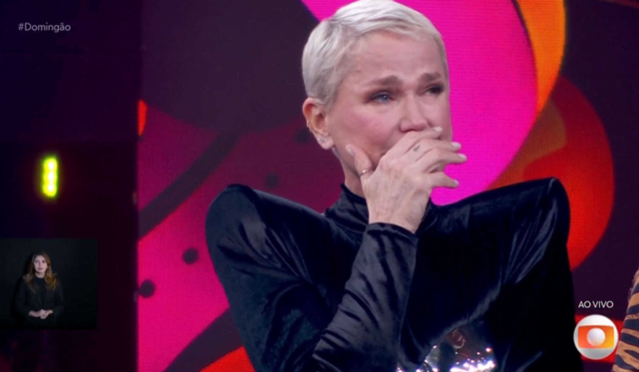 Xuxa Meneghel se emociona no palco do Domingão com Huck