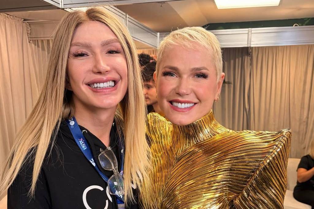 Xuxa e a figurinista Michelly X com roupa dourada