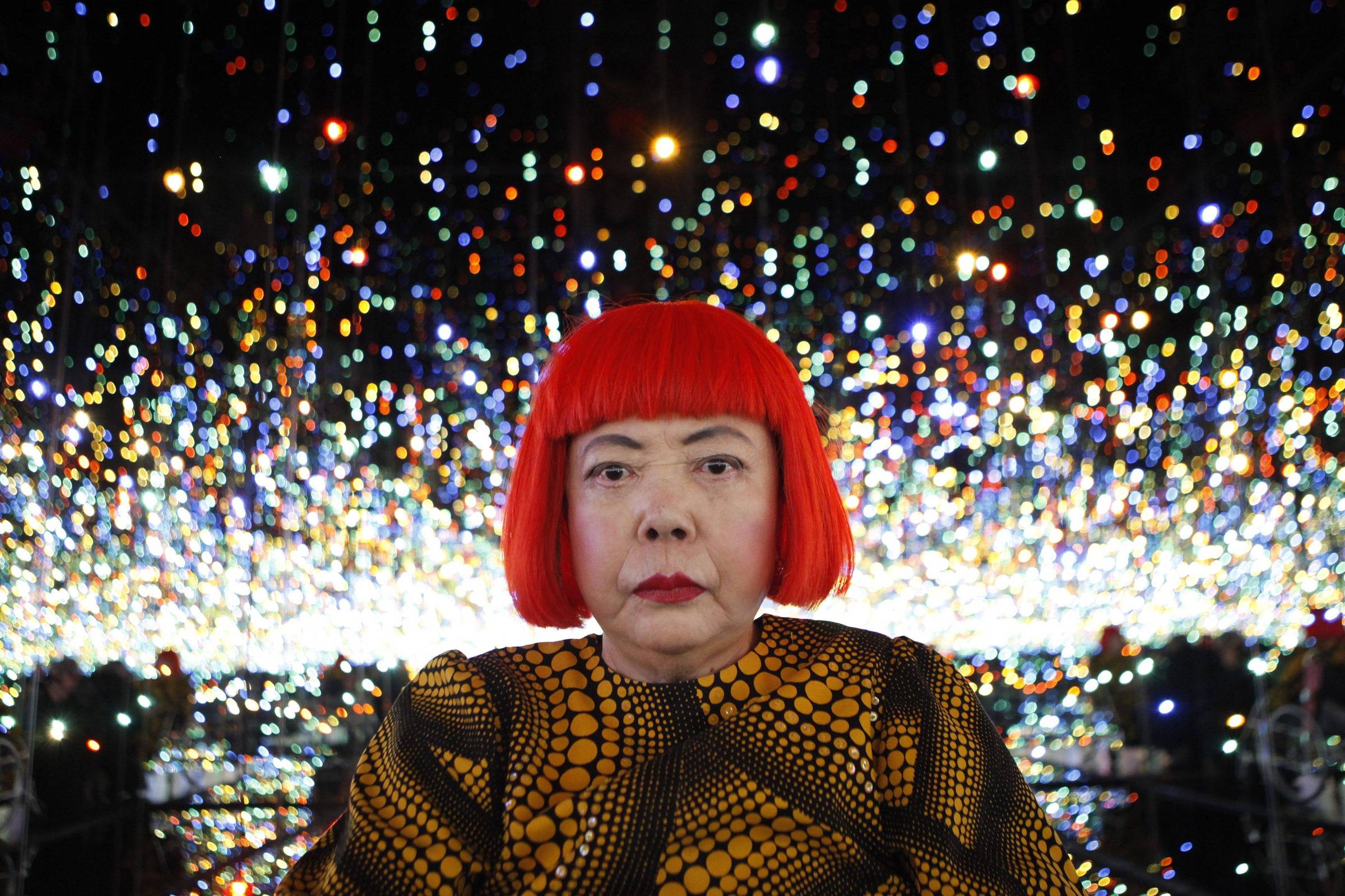 Yayoi Kusama em instalação com luzes e espelhos
