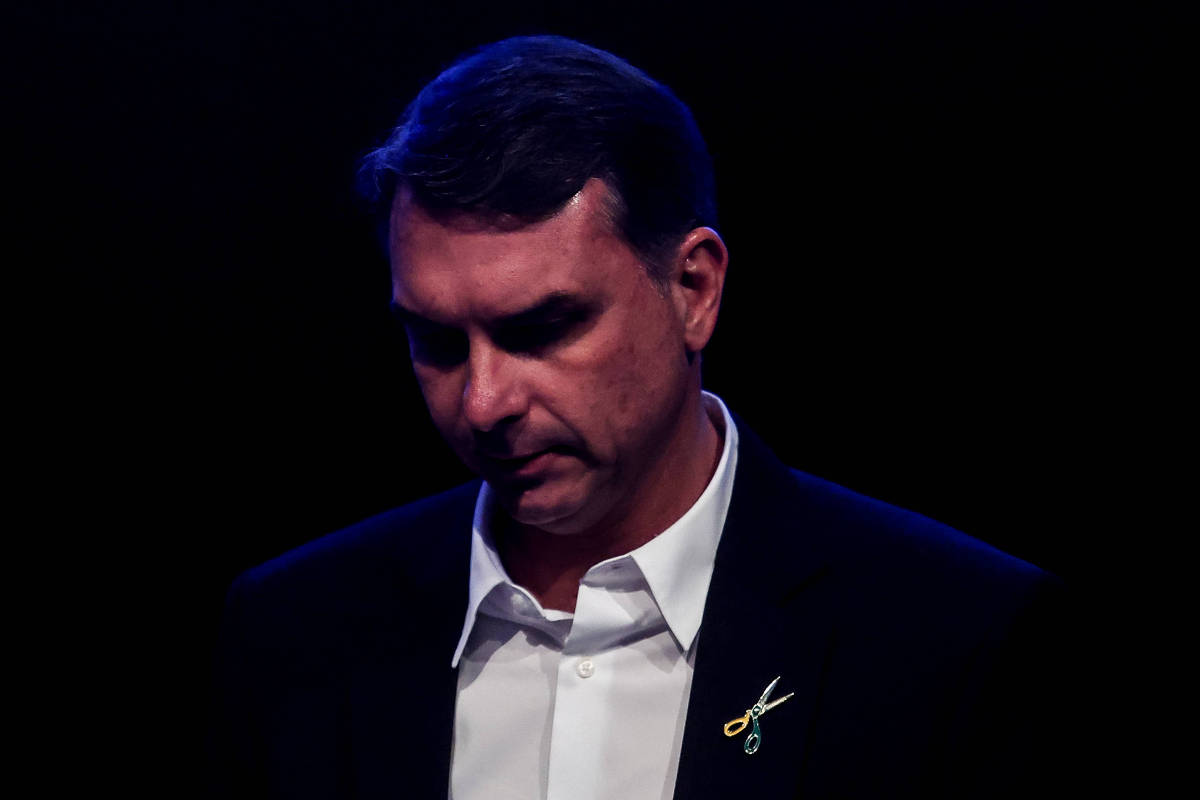 Flávio Bolsonaro de terno durante evento político