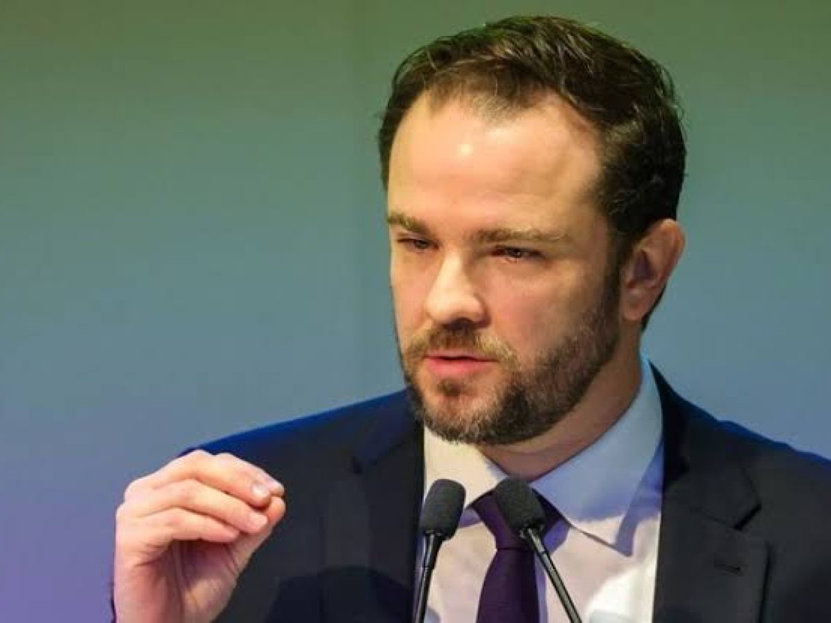 Ministro de Hacienda de Brasil arremete contra Flávio Bolsonaro y denuncia 'anarquía regulatoria' del gobierno anterior