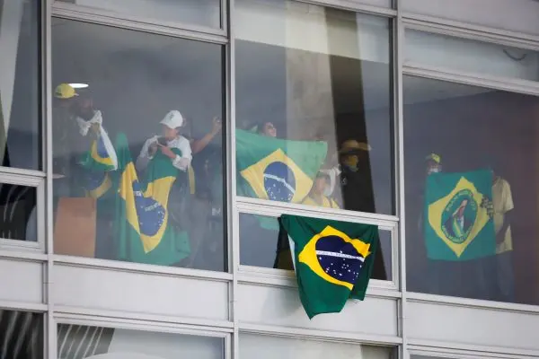 A direita que se submeteu ao fascismo decide ficar quieta. Por Moisés Mendes
