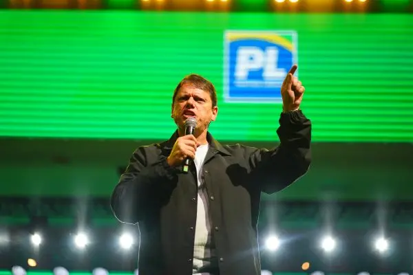 Tarcísio usa prisão de Jair para justificar fuga de Flávio: “Eu não julgo”